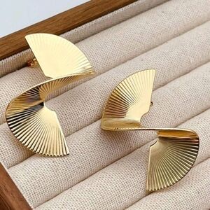 NEW! 14k Gold Plated Fan Twist Retro Clip-on Unpierced Earrings